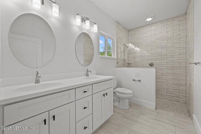 Building Photo - 213 Deportivo Dr