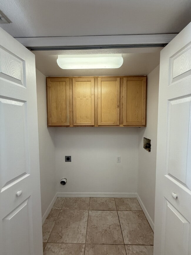Building Photo - Beachside townhome with 3 bedrooms and 2 b...