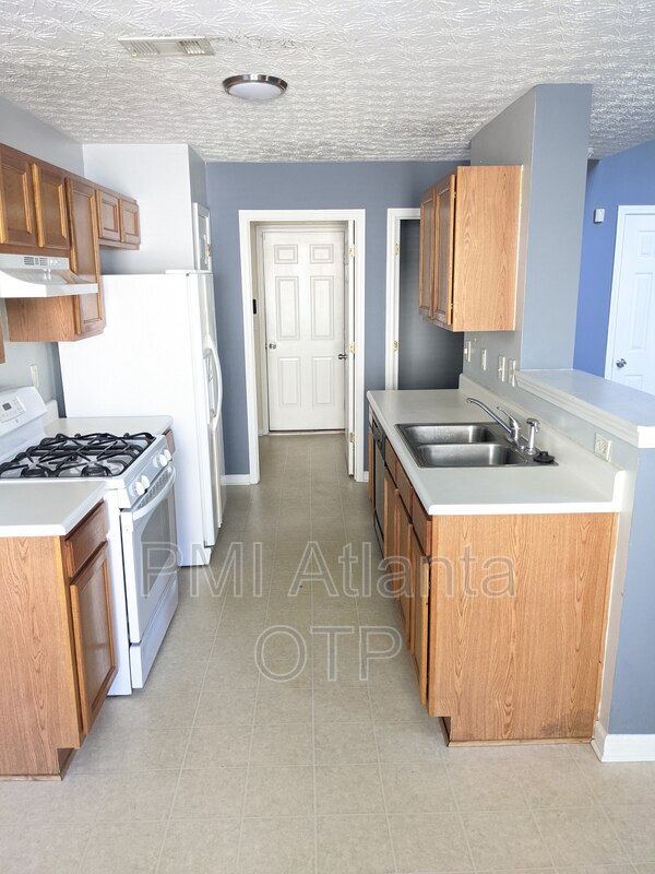 Building Photo - 2150 Lenox Ave