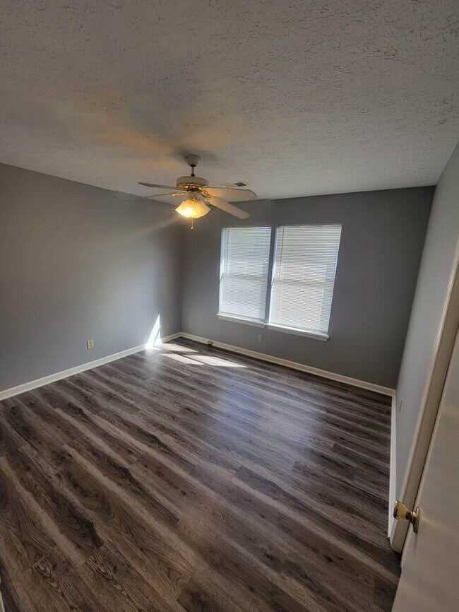 Building Photo - 4 Bed, 2 Bath duplex off of Westport Road