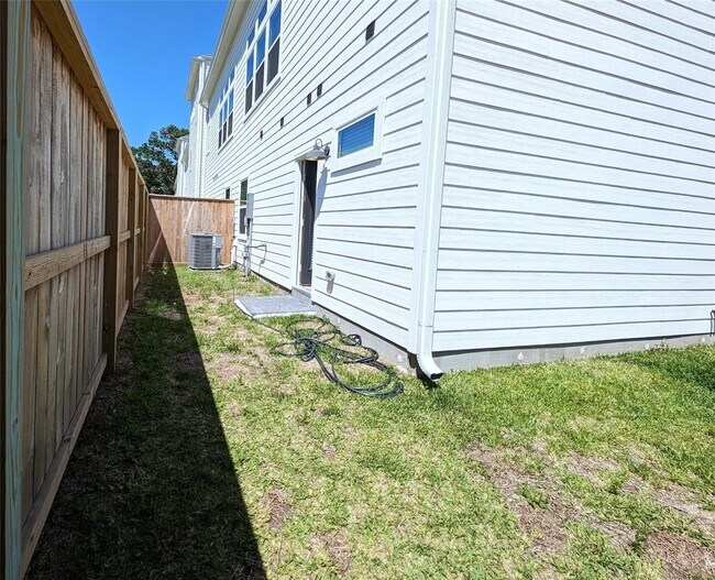 Building Photo - 803 Burton Lndg Ln