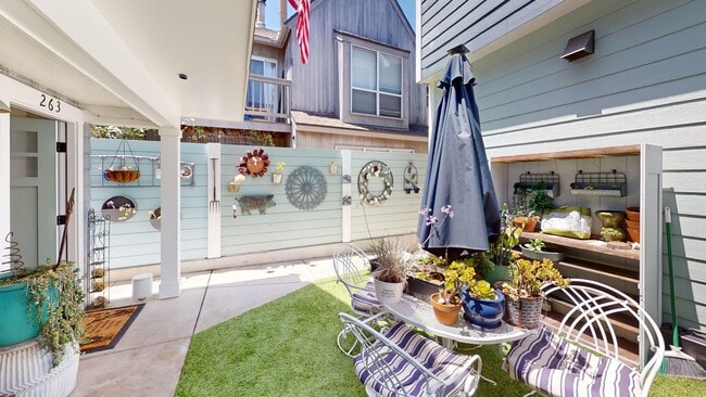 Building Photo - Spacious 3 Bed Coronado Home Available Unf...