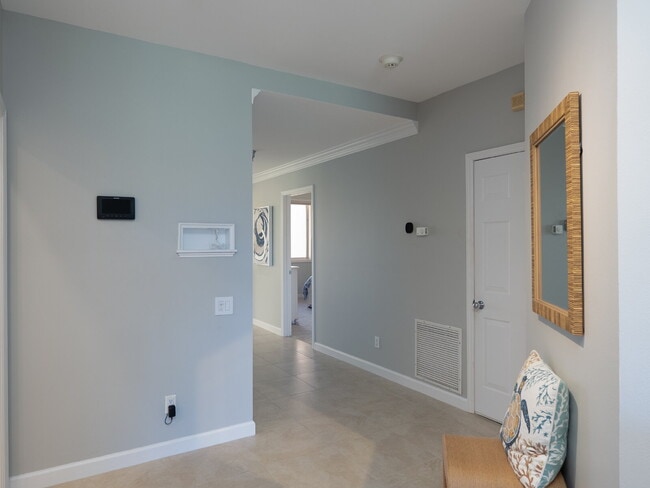 Building Photo - Luxury Furnished Longboat Key Retreat with Private Beach Club Access & Golf Course Views Remodele...