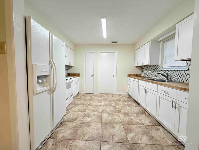 Building Photo - 233 Ridgewood Dr