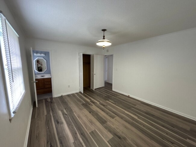 Building Photo - 801 Bethpage Rd