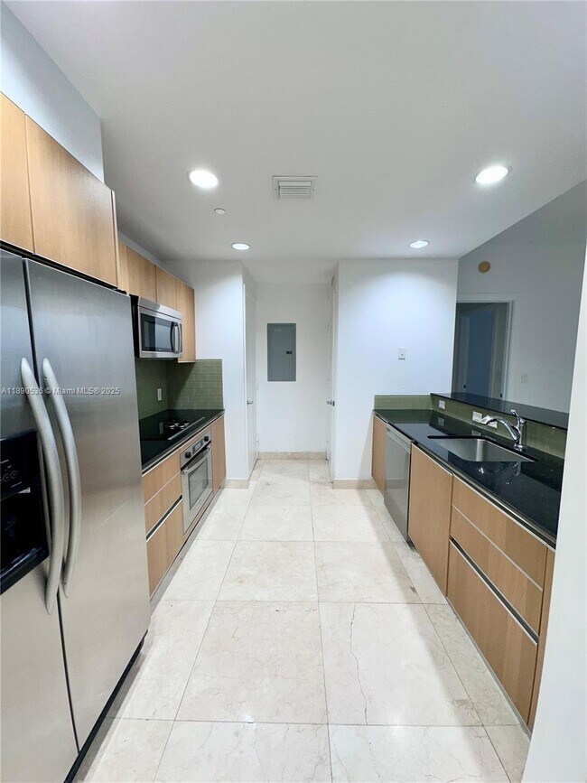 Building Photo - 1050 Brickell Ave