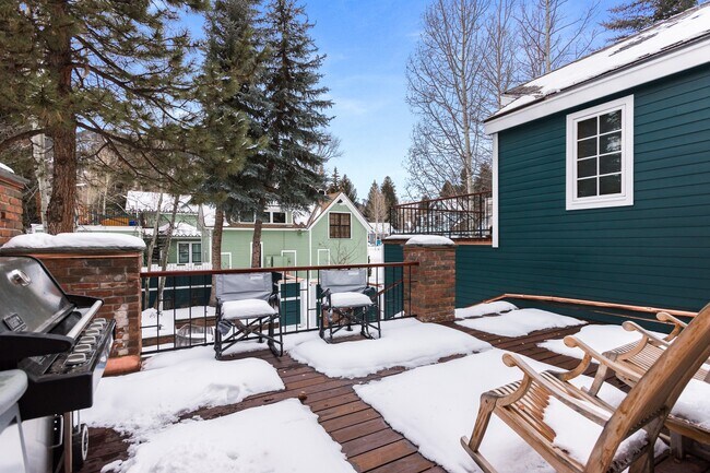 Building Photo - 437 W Smuggler St