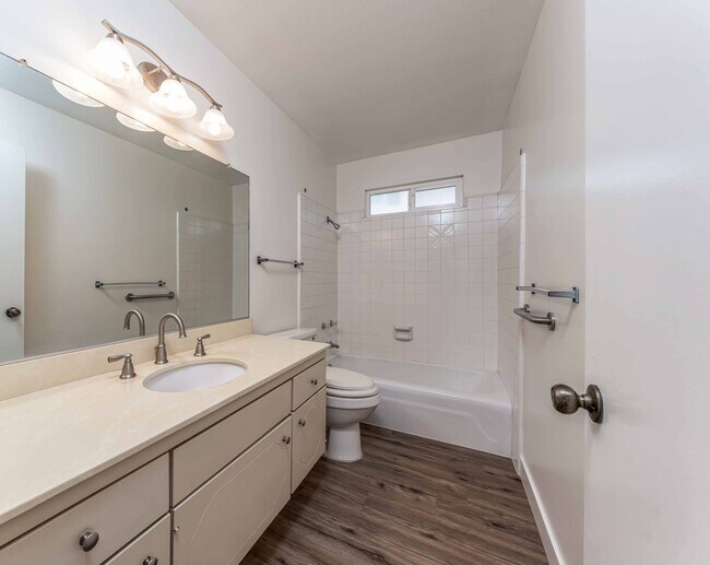 Building Photo - Spacious Single-Family Home with Yard!