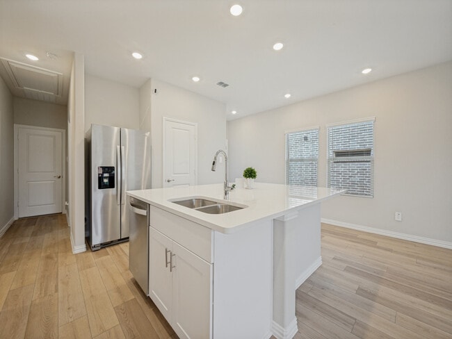 Building Photo - 715 Dotty Dr