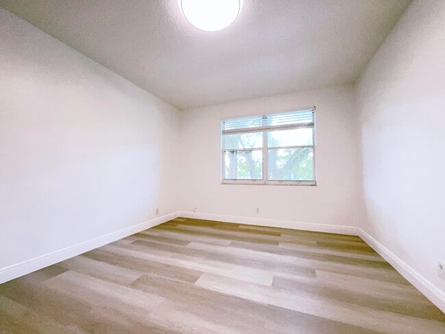 Building Photo - 549 Racquet Club Rd