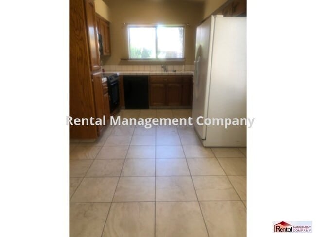 Building Photo - Great Home, beach entry pool, quiet neighborhood