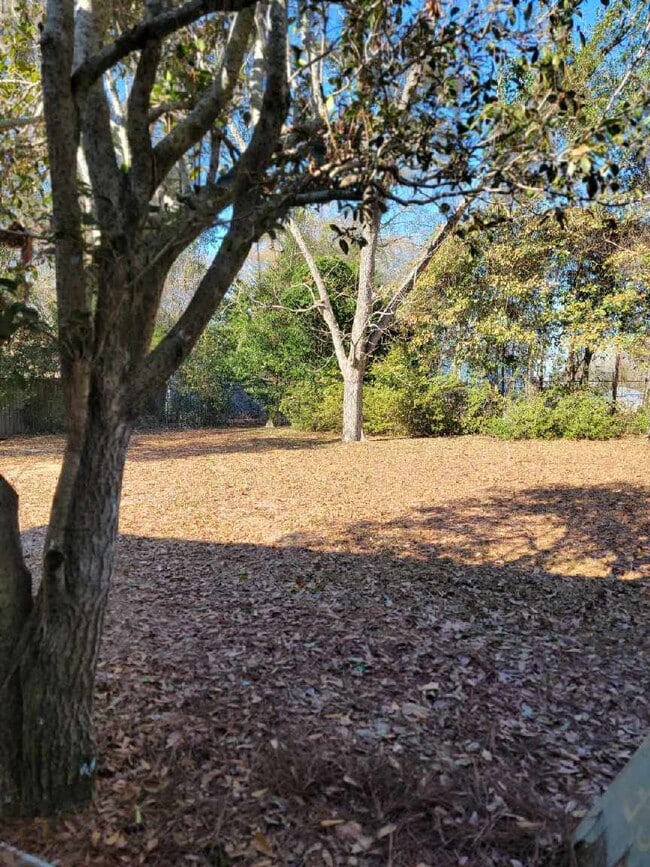 Building Photo - 937 W 6th St