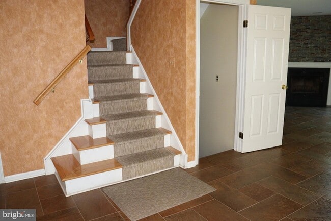 Building Photo - 323 Country Club Dr