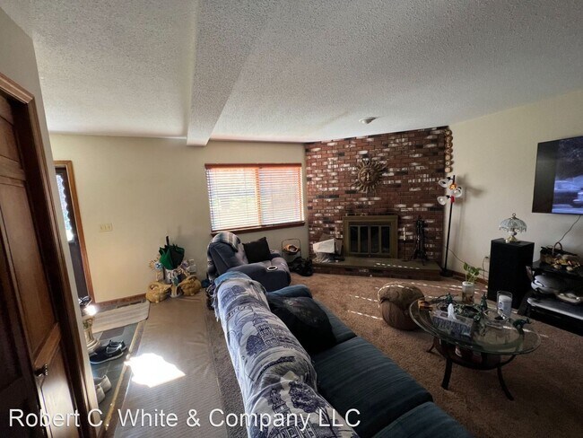 Building Photo - 2 br, 1.5 bath House - 33 Sherman Lane