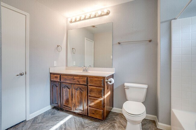 Building Photo - Amazing Rental Home- 3 Bed, 2 Bath Home in...