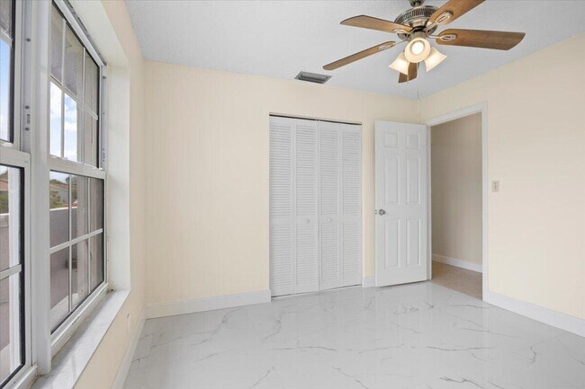 Building Photo - 5540 Lakewood Cir S