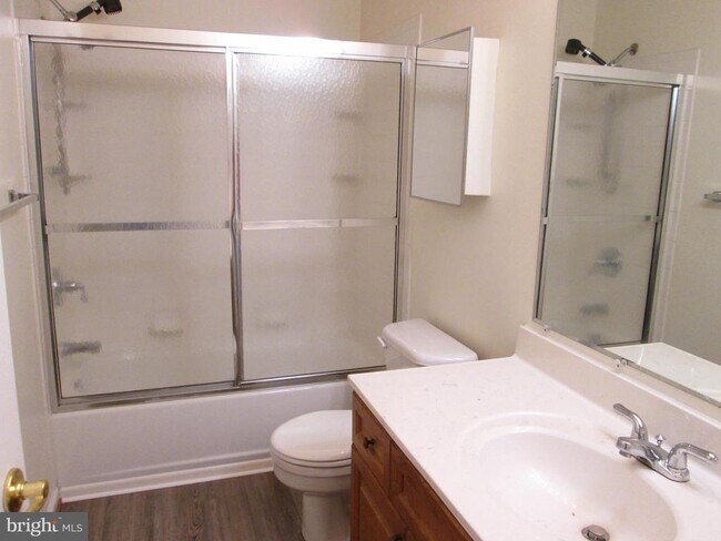Building Photo - 1300 Treasure Dr