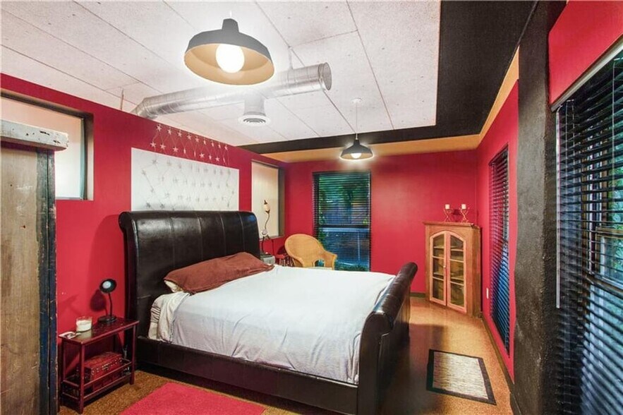 Building Photo - 847 Weeden St