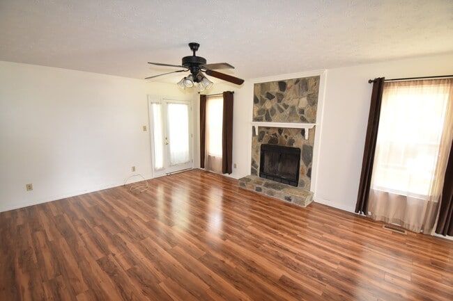 Building Photo - COMING SOON~3 Bedroom and 2 Bath Home (No Pets)