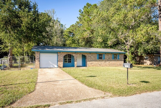 Building Photo - 3 Bedroom 1.5 Bath Home in Gautier!