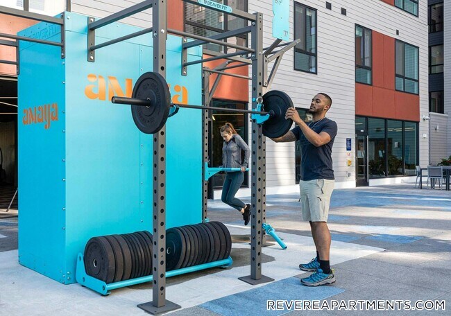 Building Photo - 328 Bank St