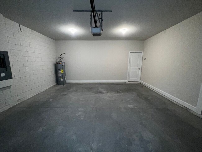 Building Photo - Stunning 5 bedroom 3 bath Winter Haven Home near Lego Land!