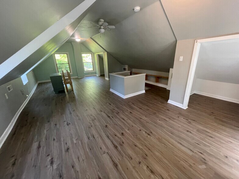 3rd FL 600+ sqft - 210 Mannion Ave