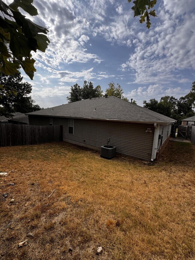 Building Photo - 19 A Holly Dr