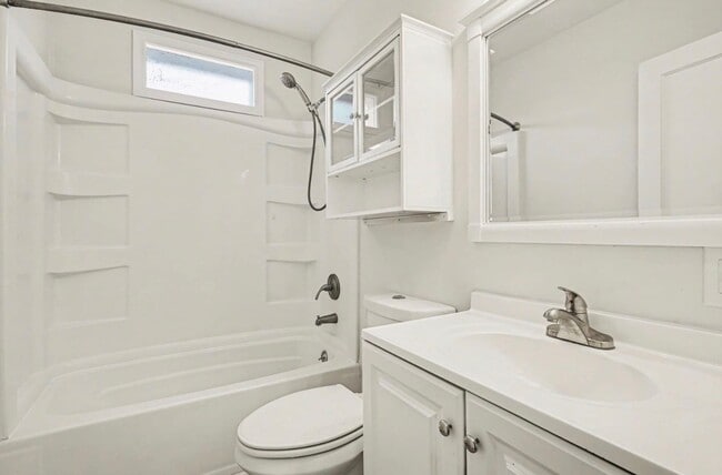 Building Photo - WestMeade Cottage*