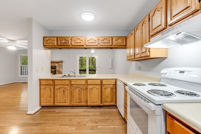 Building Photo - Bright 2-Bedroom Townhouse with Garage & Pool on Tunnel Road