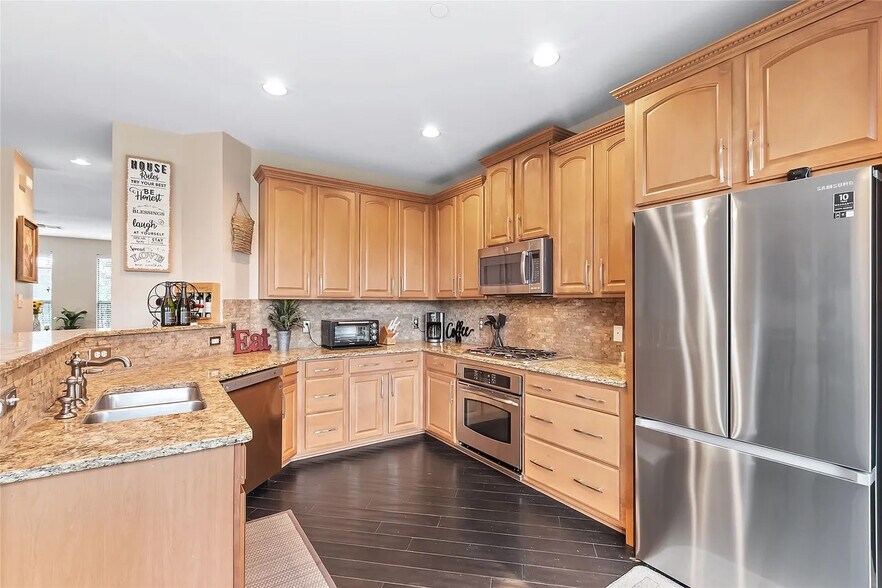 Building Photo - Room in Townhome on Chase Ln