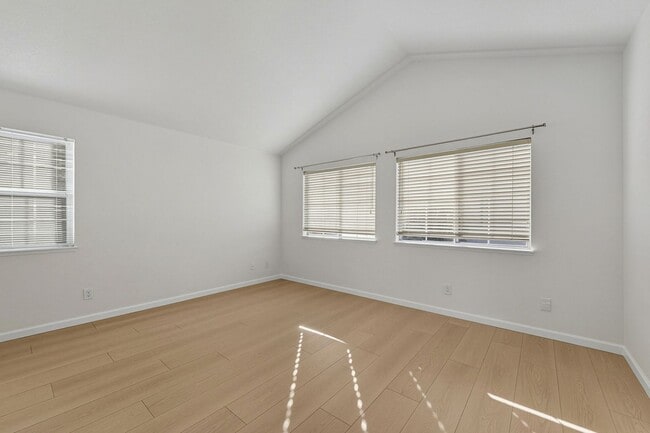 Building Photo - Updated Family Spacious Home w/ Fenced in ...