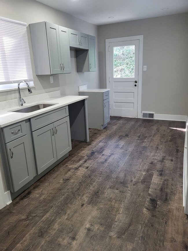 Building Photo - Newly renovated 3 bedroom house in Brookli...