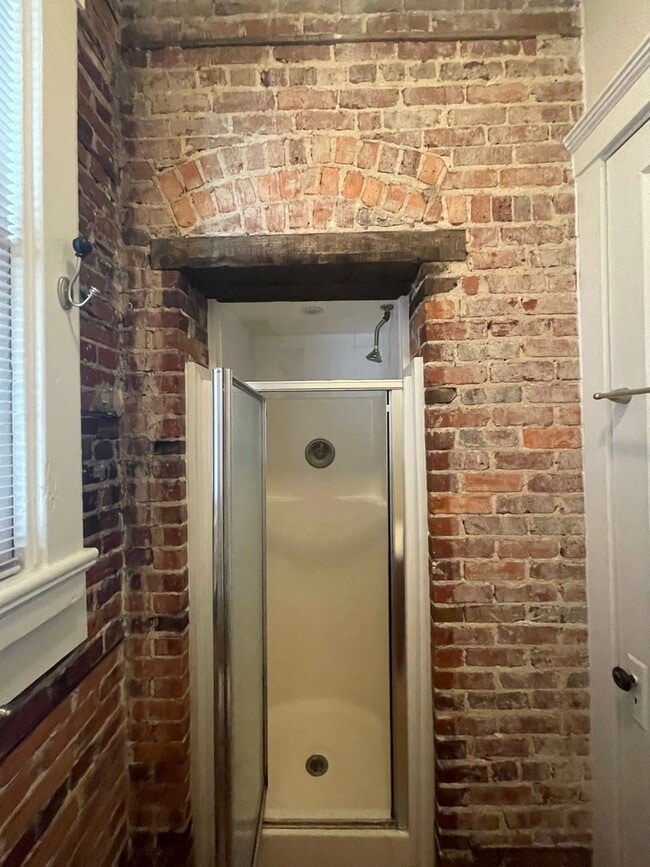 Building Photo - **APPLICATION PENDING!! SPACIOUS EASTSIDE APARTMENT