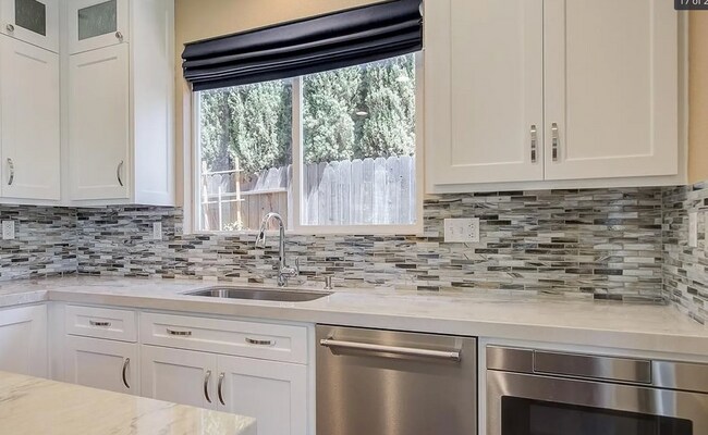 Building Photo - Spectacular FOLSOM 4/3 - Waiting For You!  Please Read Entire Ad For Viewings!