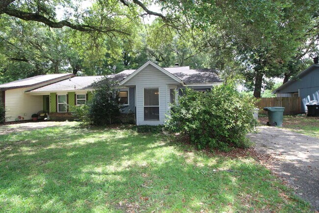 Primary Photo - 2BR Home with Fireplace, Fenced Yard, and ...