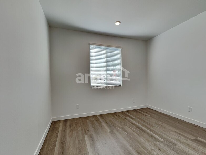 Building Photo - 20177 W Thomas Rd