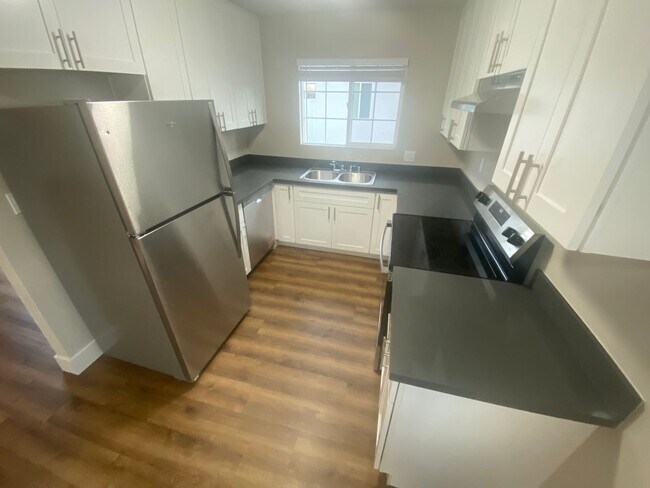 Building Photo - 637 Shepherd Ave