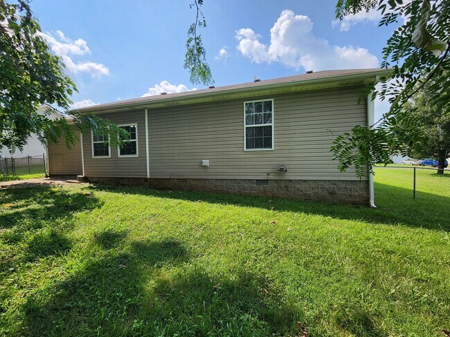 Building Photo - $1400 3 bed 2 bath Oak Grove Home