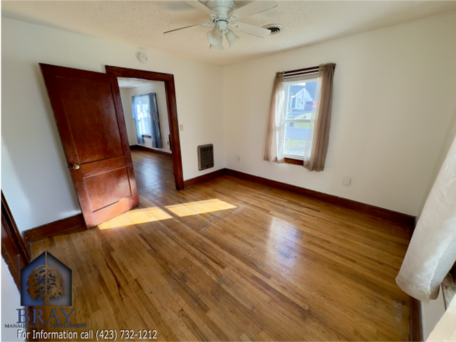 Building Photo - Centrally located charming cottage!