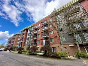 Building Photo - Ready Now! 1 Bedroom Condo located in Down...