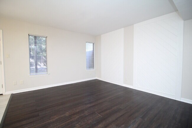 Building Photo - Spacious 3BR Townhome Near Pensacola State College with Flex Room, Private Balcony & Fenced Backy...