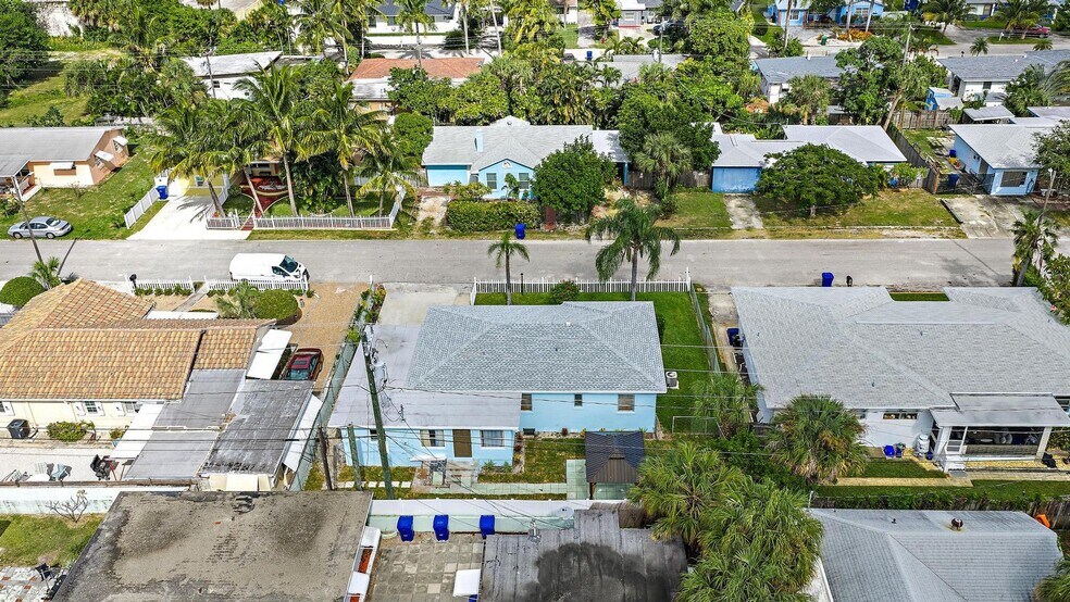 Building Photo - 135 E 28th St