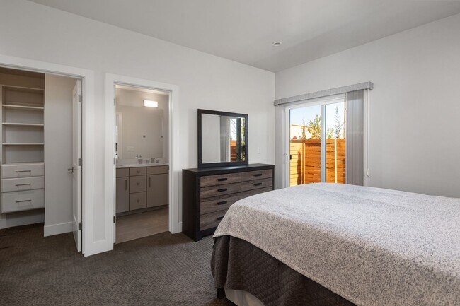 Building Photo - Downtown Executive Furnished Townhouse