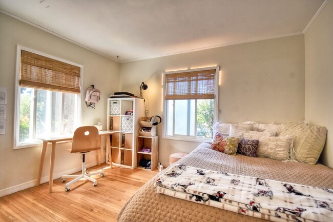 Building Photo - Beautiful 3 BD, 2 BA Home in Bird Rock fea...