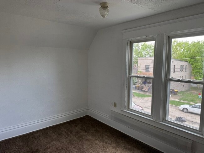 Building Photo - 2 bedroom 1 bath $1000