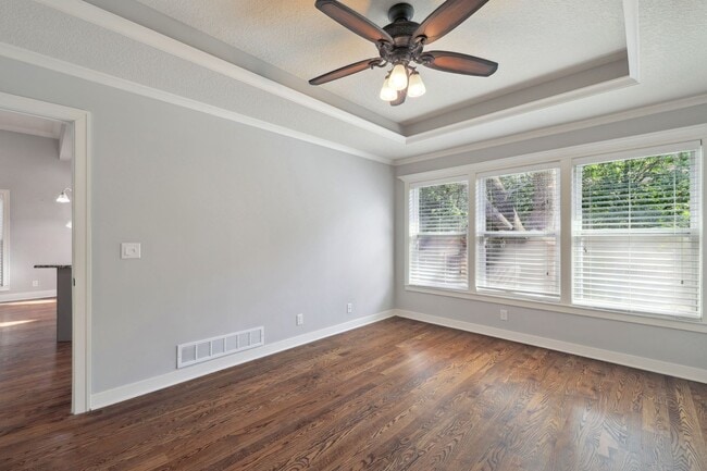 Building Photo - {10805} Gorgeous Remodel in Fantastic Location + One Level Living + Hardwood Floors & Granite Cou...