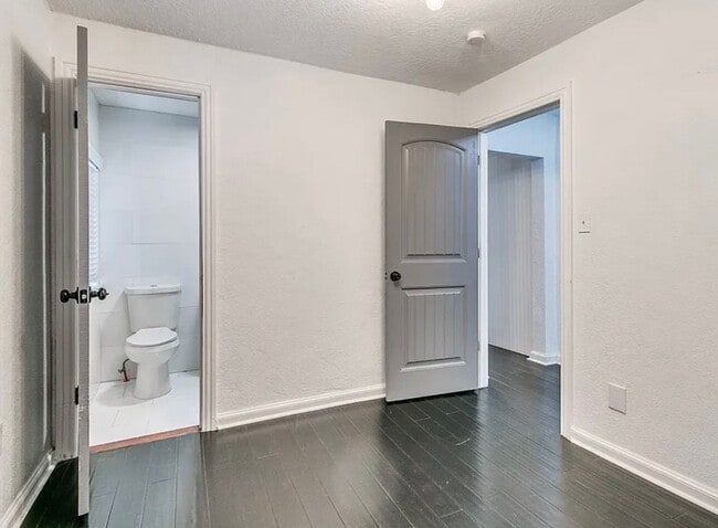Building Photo - Fully Remolded 2bed/2bath with a Versatile...