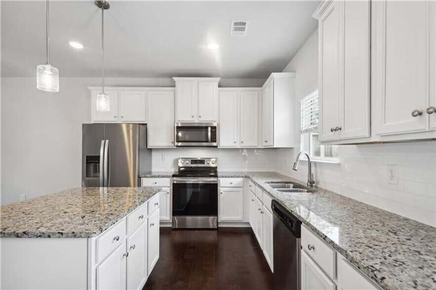 Building Photo - 2611 Hedgeway Cir