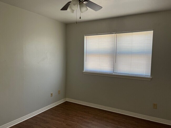 Building Photo - 2BR/1.5BA town home by LSUS (River Oaks)